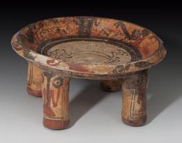 PREHISPÁNICO. Cultura Maya. Plato votivo (550-950 d.C.). Cerámica policromada. Con decoración abstracta. Altura 12,5 cm. Diámetro 25,0 cm. Presenta prueba de termoluminiscencia.