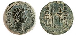 ACCI. As. Augusto. A/ Cabeza laureada a der.; AVGVSTVS DIVI F. R/ Dos aquilae entre dos signa; (C I G)/ L-I-II/A-C(CI). AE 11,13 g. 29 mm. RPC-135. APRH-135. ACIP-3003. CC-4330, mismo ejemplar. Rayita en anv. Pátina verde. MBC/MBC-. Escasa.