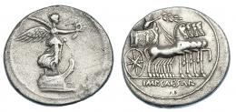 432 - PERIODO DE JULIO CÉSAR A AUGUSTO. AUGUSTO. Denario. Ceca móvil (29-27 a.C.). A/ Victoria a der. con corona y palma. R/ Octaviano en cuadriga; IMP CAESAR. AR 3,68 g. 20 mm. RIC-264. FFC-90. MBC-/MBC. Escasa.