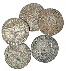 REINOS DE CASTILLA Y LEÓN. Lote de 5 monedas de 1 real  de Enrique II: Burgos (3) y Sevilla (2). MBC.