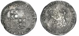 858 - REYES CATÓLICOS. 8 reales. Segovia. D. A/ FERNDV(S E)T ELISABET (DE)I GRAC. R/ REGINA (C)ASTE LEGIONIS ARAGON REX E(T)D. AR 26,53 g. 40,7 mm. AC-574. Oxidaciones en anv. y rev. MBC/MBC-. Rarísima. Pieza extremadamente rara, con marca de ensayador y valor en anverso a los lados del escudo, en su forma tradicional, pero que en reverso, junto a la marca de ceca, coloca de nuevo el signo de valor, algo que solo encontramos en las piezas de este valor realizadas en la Casa Vieja de Segovia, que en este caso ya pertenecen cronológicamente al reinado de Felipe II. Juan de Arfe y Villafañe, en su obra Quilatador de la plata, oro y piedras preciosas (Valladolid, 1572), recuerda este anómalo hecho:
