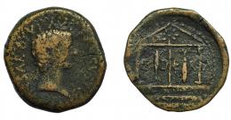 22 - HISPANIA ANTIGUA. ABDERA. As. Tiberio. R/ Templo tetrástilo con dos columnas en forma de atún, el de la izquierda boca arriba y el de la derecha boca arriba. AE 11,14 g. 24,6 mm. RPC-126. APRH-126b. I-23. ACIP-3305a. BC/MBC-. Rarísima.