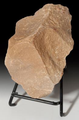 ARQUEOLOGÍA. PREHISTORIA. Período Musteriense. Núcleo (80.000 a.C.). Técnica Levallois. Cuarcita. Altura 12,5 cm.
