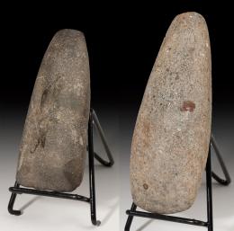 ARQUEOLOGÍA. PREHISTORIA. Neolítico y Neolítico-Calcolítico. Lote de 2 hachas pulimentadas (ca. 5400-5000 a.C.). Roca metamórfica y cuarcita. Longitud 15,5 y 12,5 cm.