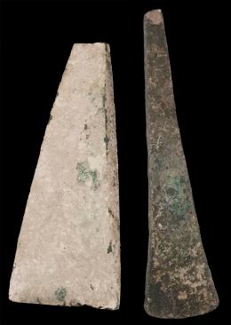 ARQUEOLOGÍA. PREHISTORIA. Edad del Bronce. Lote de 2 hachas (Finales II-I milenio a.C.). Longitud 18,4 y 14,5 cm. 