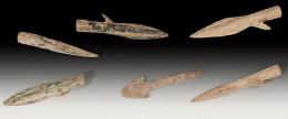 ARQUEOLOGÍA. HISPANIA ANTIGUA. Fenicio-púnico. Lote de seis puntas de flecha (VII-V a.C.) Bronce. De doble filo y anzuelo. Longitudes de 4,5 a 5 cm.