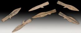 ARQUEOLOGÍA. HISPANIA ANTIGUA. Fenicio-púnico. Lote de seis puntas de flecha (VII-V a.C.) Bronce. De doble filo y anzuelo. Longitudes de 4,5 a 5 cm.