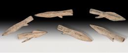 ARQUEOLOGÍA. HISPANIA ANTIGUA. Fenicio-púnico. Lote de seis puntas de flecha (VII-V a.C.) Bronce. De doble filo y anzuelo. Longitudes de 4,5 a 5 cm.