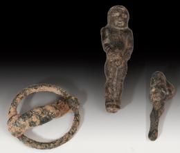 ARQUEOLOGÍA. HISPANIA ANTIGUA Y ROMA. Lote de tres fíbulas (IV-I a.C. y II-III d.C.). Bronce. Una anular hispánica y dos antropomorfas. Longitudes 3,5 y 2,2 cm. Diámetro 2,2 cm.