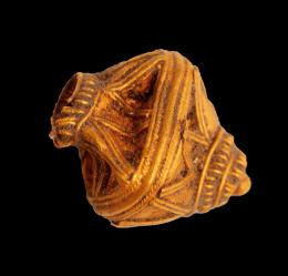ARQUEOLOGÍA. MUNDO ANTIGUO. Greco-romano. ¿Fragmento de colgante? Oro. Con decoración geométrica. Altura 1,5 cm.