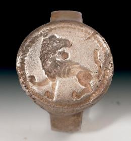ARQUEOLOGÍA. MUNDO ANTIGUO. Greco-romano. Anillo. Plata. Con representación de león a izquierda con cabeza a derecha. Diámetro interior 2 cm.