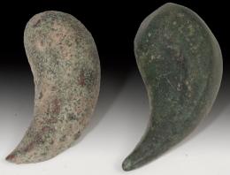 ARQUEOLOGÍA. MUNDO ANTIGUO. Lote de dos objetos. Bronce. Longitud 4 y 4,5 cm.