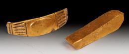 ARQUEOLOGÍA. ROMA. Imperio Romano. Fragmento de anillo y fragmento de oro liso (I-IV d.C.). Oro. Dimensiones: 2 cm..