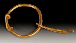 ARQUEOLOGÍA. ROMA. Imperio Romano. Pendiente (II-IV d.C.). Oro. Longitud 2,2 cm. Diámetro 1,4 cm.