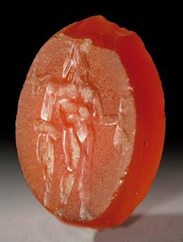 ARQUEOLOGÍA. ROMA. Imperio Romano. Entalle (I-II d.C.). Cornalina. Con representación antropomorfa. Altura 1,9 cm.