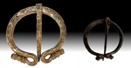 ARQUEOLOGÍA. ROMA. Lote de dos fíbulas en omega (I a.C. - III d.C.). Bronce. Alturas 2,6 y 3,8 cm. 