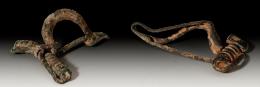 ARQUEOLOGÍA. ROMA. Imperio Romano. Lote de dos fíbulas (I-III d.C.). Bronce. Longitud 2,9 y 4 cm.