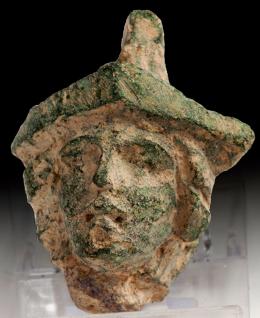 ARQUEOLOGÍA. ROMA. Imperio Romano. Aplique en forma de cabeza de Minerva (I-III d.C.). Bronce. Altura 5,1 cm.