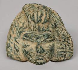 ARQUEOLOGÍA. ROMA. Imperio Romano. Aplique en forma de cabeza femenina (III-IV d.C.). Bronce. Altura 2,7 cm.