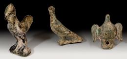 ARQUEOLOGÍA. ROMA. Imperio Romano. Lote de tres figuras de ave (II-IV d.C.). Bronce. Altura 3,6, 3,5 y 2 cm.