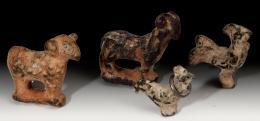ARQUEOLOGÍA. ROMA. Imperio Romano. Lote de cuatro figuras (II-III d.C.). Bronce. Dos ovejas y dos gallos. Alturas 4, 3,2, 2,5 Y 2,2 cm.