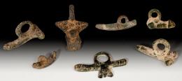 ARQUEOLOGÍA. ROMA. Imperio Romano. Lote de siete amuletos fálicos (I-II d.C.). Bronce. Todos con arandela. Longitudes de 2 a 4 cm.
