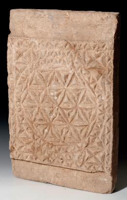 ARQUEOLOGÍA. PERÍODO PALEOCRISTIANO. Placa decorativa (V-VI d.C.). Barro cocido. Profusa decoración geométrica. Dimensiones 40 x 25,5 cm.