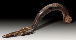 ARQUEOLOGÍA. VISIGODOS. Fíbula de ballesta (IV-V d.C.). Bronce con dorado. No se conserva aguja ni cabeza. Longitud 7,8 cm.