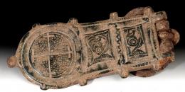 2053  -  ARQUEOLOGÍA. VISIGODOS. Hebilla liriforme (VI-VIII d.C.). Bronce. Con decoración geométrica y zoomorfa. Longitud 9,4 cm.