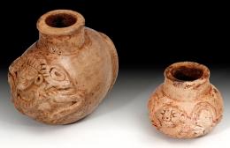 2066  -  ARQUEOLOGÍA. PREHISPÁNICO.  Lote de 2 frascos medicinales y/o de tabaco (Cultura Maya 600-800 d.C.). Terracota. Alturas 6,2 y 3,8 cm.