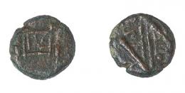 COLECCIÓN CORES. INCIERTAS. Cuadrante. A/ IVL dentro de cartela, a los lados fasces. R/ ¿Silla curul?, encima P, a der. glóbulo y R. AE 2,47 g. 12 mm. RPC-484. ARPH-484. ACIP-1103 (Emporia). CC-5171, mismo ejemplar. BC+. Rara.