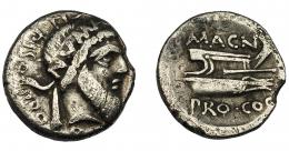 PERIODO JULIO CÉSAR- AUGUSTO. POMPEYO EL GRANDE. Denario. Hispania (49 a.C.). A/ Cabeza de Numa a der.; en la diadema NVMA, detrás CN. PISO. PRO. Q. R/ Proa de nave a der.; encima MAGN, debajo PRO COS. CRAW-446.1. FFC-6. Muy escasa. Muy escasa.