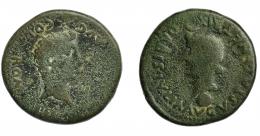 HISPANIA ANTIGUA. COLONIA ROMULA. Tiberio. Dupondio. A/ Cabeza de Augusto radiada a der., delante fulmen. R/ Cabeza de Livia a izq., debajo globo, encima creciente. AE 23,49 g. 34 mm. I-2014. APRH-73. ACIP-3360. Pátina oscura. BC-/BC. 