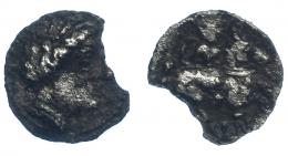 125 - HISPANIA ANTIGUA. ILTIRKESKEN. Tritartemorion. A/ Cabeza femenina con tocado vegetal a der. R/ Jinete con escudo redondo a der., debajo signos ibéricos BaN. AR 0,35 g. 10,5 mm. ACIP-285. Roturas al borde MBC-. Rarísima.