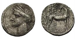 65 - HISPANIA ANTIGUA. EMISIONES HISPANO-CARTAGINESAS. Shekel. A/ Cabeza de Tanit con tocado de espigas a izq. R/ Caballo parado a der. con cabeza vuelta, delante de palmera. AR 7,03 g. 21,4 mm. I-498. ACIP-575. Pequeñas erosiones. BC+/MBC-. Muy escasa.