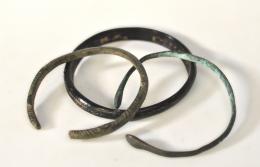 HISPANIA ANTIGUA. Lote de 3 brazaletes. Bronce y madera. Diámetro interior: 6,4 cm a 7,5 cm.