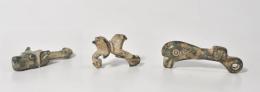 ROMA. Imperio Romano. Lote de 3 figuras en miniatura : un aplique con forma de  pato, una cabeza de lobo y una pieza con un animal de dos cabezas. Bronce. Alturas 2,5 a 5 cm.