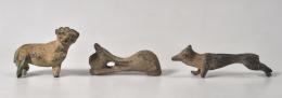 ROMA. Imperio Romano. Lote de 3 figuras de animales: un cánido, una cabeza de pato con una bola entre el pico y una leona sin patas. Bronce. Longitud 5,6 cm a 8,5 cm. 
