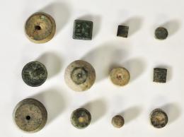ROMA. Imperio Romano. Lote de 12 ponderales. Plomo y bronce. Longitud 0,9 cm  a 3 cm.
