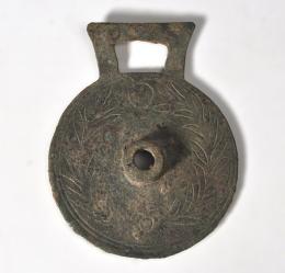 ROMA. Imperio Romano. Fálera con decoración vegetal incusa. Bronce. Longitud 9,2 cm.