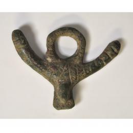 ROMA. Imperio Romano. Amuleto fálico doble con higa y anilla en la parte central. Bronce. Longitud 6,0 cm.