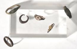 ROMA y BIZANCIO. IV-IX d.C. Lote de 6 anillos. Dos de ellos con inscripción. Plata y bronce. Diámetro interior: 1,6 cm a 3,11 cm.