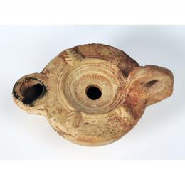 ROMA. Imperio Romano. Lucerna con decoración de cuatro espigas, con piquera circular y un agujero de llenado. Terracota. Longitud 10 cm.