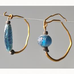 ROMA. Imperio Romano. Par de pendientes con piedras azules decorativas desiguales. Oro. Diámetro 2 cm a 2,5 cm.