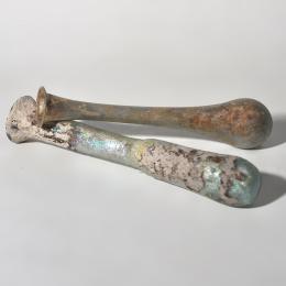 ROMA. Imperio Romano. Lote de 2 ungüentarios, en forma de lagrimal, uno con cintura. Presentan irisaciones. Vidrio. Altura 12-13,4 cm. 