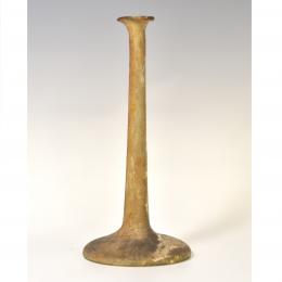 ROMA. Imperio Romano. Ungüentario con base aplanada y cuello alargado, con irisaciones. Vidrio. Altura 18 cm.