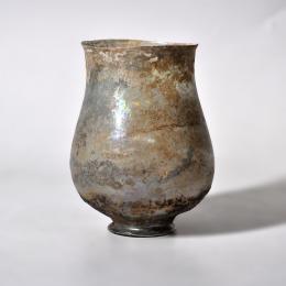 ROMA. Imperio Romano. Vaso con pie. Irisaciones. Vidrio. Altura 10 cm.