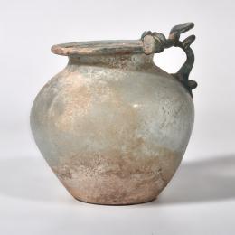 ROMA. Imperio Romano. Jarra de cuerpo globular con asa decorada. Irisaciones. Vidrio. Altura 8,5 cm.