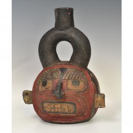 PREHISPÁNICO. Botella de asa con rostro de felino. Cultura Chavín (1200 a.C-400 d.C.). Cerámica policromada. Altura 25,5 cm.