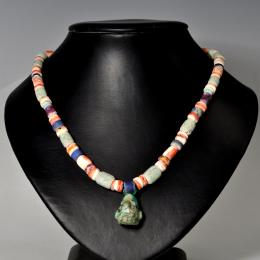  PREHISPÁNICO. Collar formado por cuentas de espondillo, sodalita y cuarzos. Presenta colgante antropomorfo en piedra verde con motas azules. Cultura Moche (150-700 d. C). Longitud 24,5 cm.